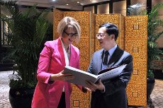 La Secr&eacute;taire g&eacute;n&eacute;ral adjoint Helga Schmid avec le Ministre assistant des Affaires &eacute;trang&egrave;res de la Chine Ma Zhaoxu, mai 2013 &copy;UE