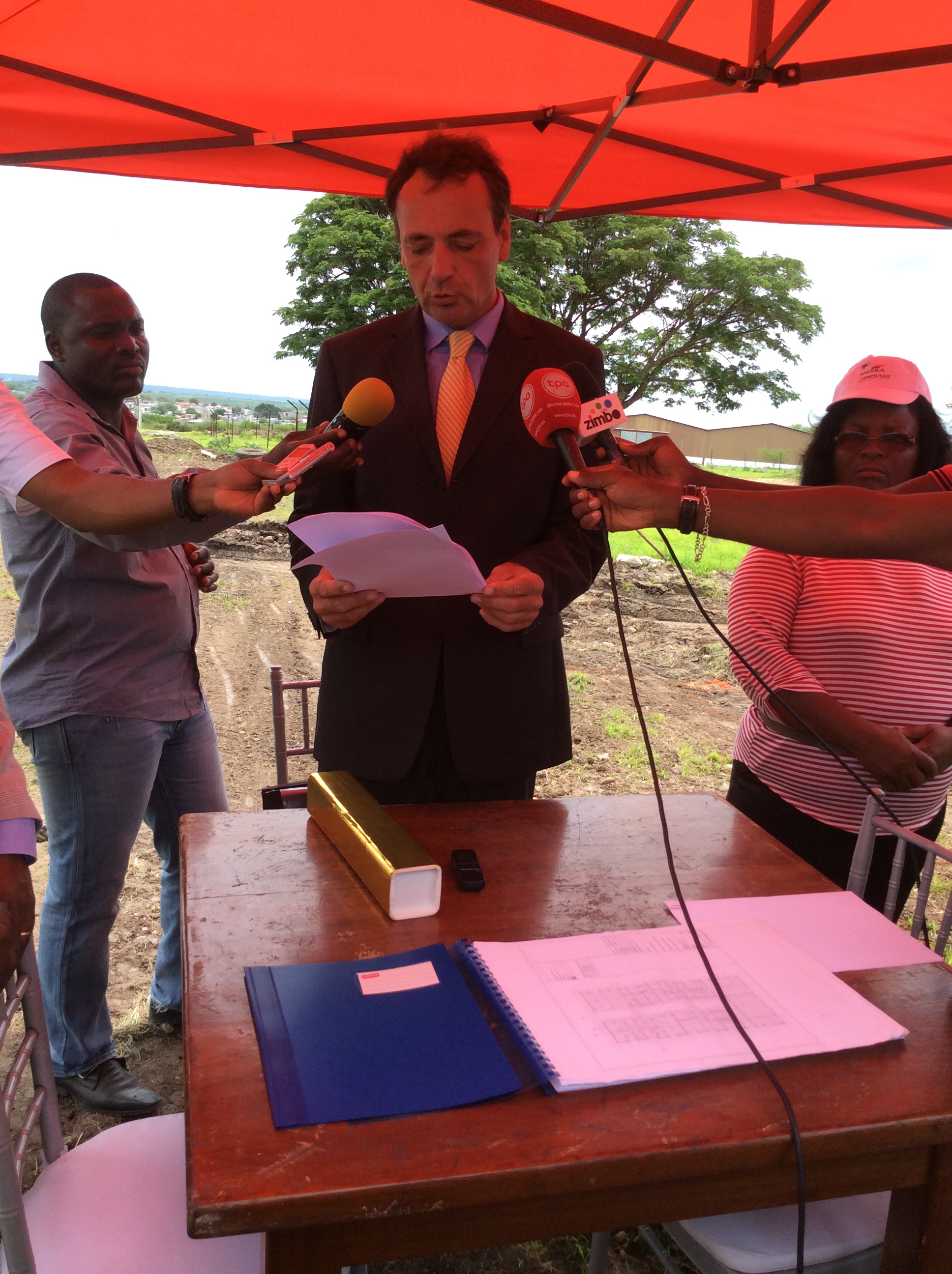 Lançamento da primeira pedra para a construção do Centro de formação profissional das águas Onga Zanga Lançamento da primeira pedra para a construção do Centro de formação profissional das águas Onga Zanga