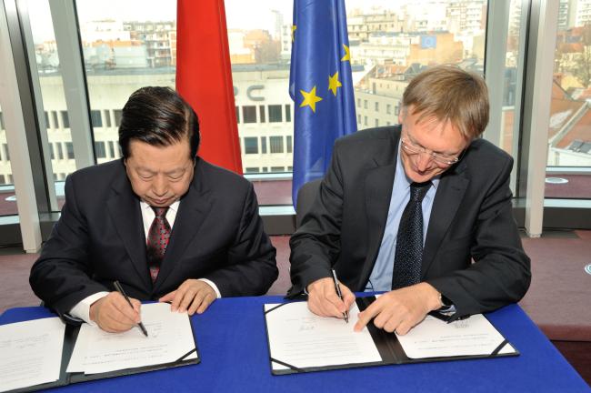 Zhou Shengxian, on the left, and Janez Potočnik