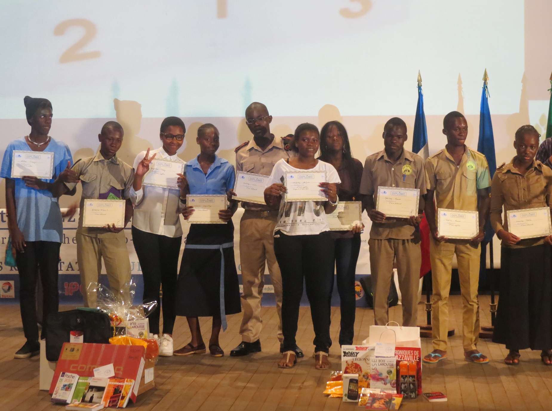 Soutien de la Délégation au concours Dicta-Brazza organisé pour les lycéens du Congo Soutien de la Délégation au concours Dicta-Brazza organisé pour les lycéens du Congo
