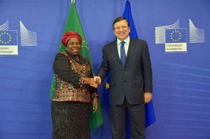 Projet de Tribune conjointe de la part du président de la Commission européenne M. José Manuel Barroso et de la présidente de la Commission de l’Union africaine Mme Nkosazana Dlamini Zuma : Deux continents, une vision Projet de Tribune conjointe de la part du président de la Commission européenne M. José Manuel Barroso et de la présidente de la Commission de l’Union africaine Mme Nkosazana Dlamini Zuma : Deux continents, une vision