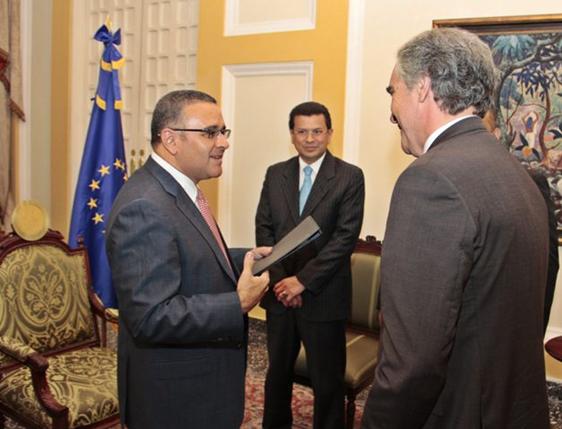 El Presidente Funes recibe la cartas credenciales del Embajador Sandomingo / Foto cortes&iacute;a de Canciller&iacute;a