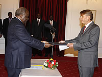 The new EU Head of Delegation to Kenya, Lodewijk Briet, presented his credentials to President Mwai Kibaki The new EU Head of Delegation to Kenya, Lodewijk Briet, presented his credentials to President Mwai Kibaki