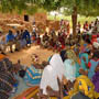Echange entre le Chef de D&eacute;l&eacute;gation avec la population de Bandiagara lors d'une mission