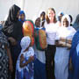 Femmes de Nara (R&eacute;gion de Kayes) avec une charg&eacute;e de programme de la D&eacute;l&eacute;gation lors d'une mission sur le terrain