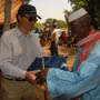 Le Chef du village de Dougouwolola re&ccedil;oit des cadeaux du Chef de la D&eacute;l&eacute;gation