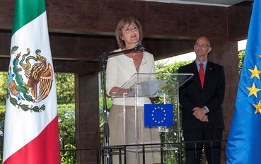 The Commissioner Hedegaard accompanied Ambassador Andrew Standley at the reception to celebrate the occasion of Europe's Day