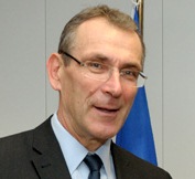 European Commissioner for Development Andris Piebalgs talks about the EU's work in the Pacific at a roundtable discussion during the 2nd EU-Pacific Islands Forum Ministerial Meeting