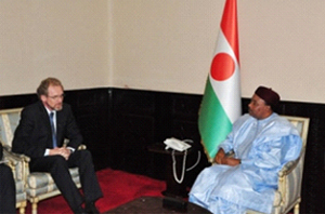 A la veille de la Conf&eacute;rence de Bruxelles sur le Mali, le Pr&eacute;sident du Niger, Issoufou MAHAMADOU re&ccedil;oit l'Ambassadeur - Chef de D&eacute;l&eacute;gation de l'UE, Hans-Peter SCHADEK