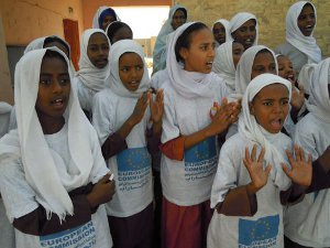 Girls in River Nile State celebrate Medical centre funded by EU