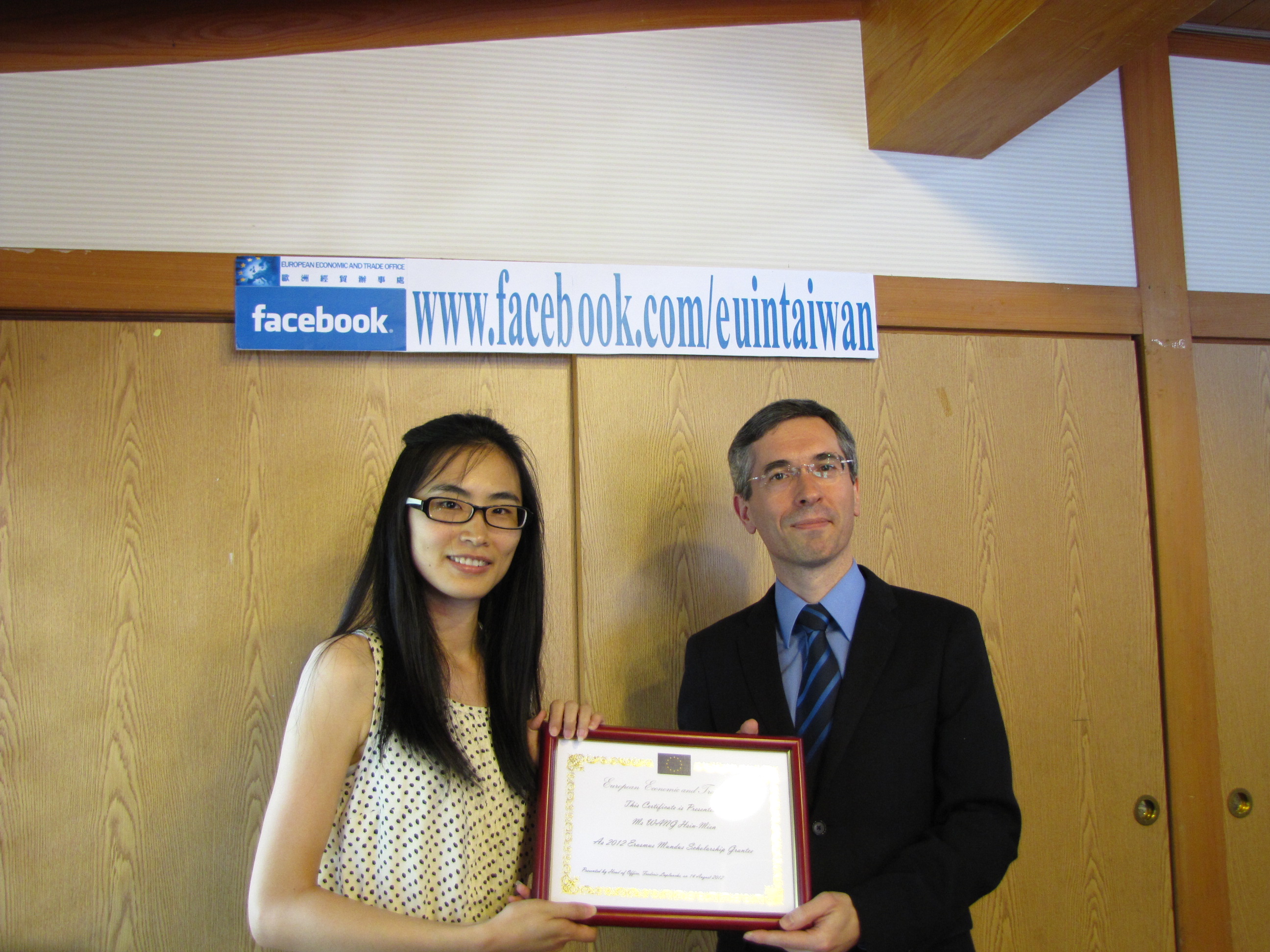 Frederic Laplanche, Head of EETO, presenting the Erasmus Mundus Scholarship certificate to Erasmus Mundus Doctoral Candidate, Ms Wang Hsin-Mien,