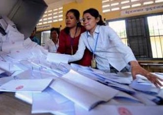 Women emptying a ballot box