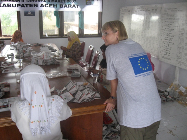 EU observer watches folding of ballots