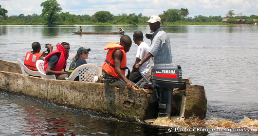 EUEOM &ndash; Election observers travelling by dugout canoe in Africa