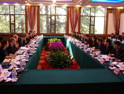 EU and Chinese officials sitting around a table &copy; Consilium