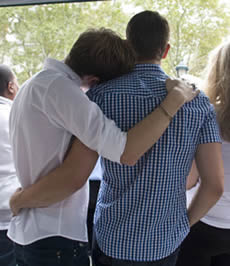 Schutz und F&ouml;rderung der Rechte von LGBT &ndash; Zwei M&auml;nner in enger Umarmung &copy; Reporters