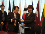 HR Ashton and South Korean Foreign Minister Yu Myung-Hwan sign the EU-Korea Framework agreement