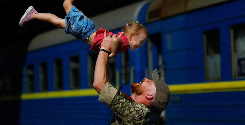 Visual of UA military raising a kid in the air 