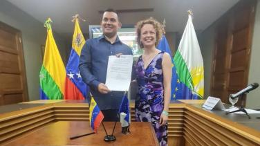 Firma adhesión al Pacto del Municipio Maneiro (Nueva Esparta, Venezuela).