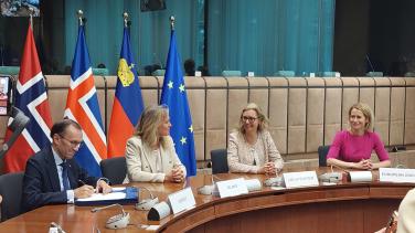 Kaja Kallas and the EEA EFTA foreign ministers signing joint statement