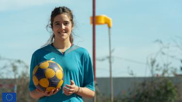 Une jeune fille de l'équipe de Korfball de Nador avec un ballon à la main