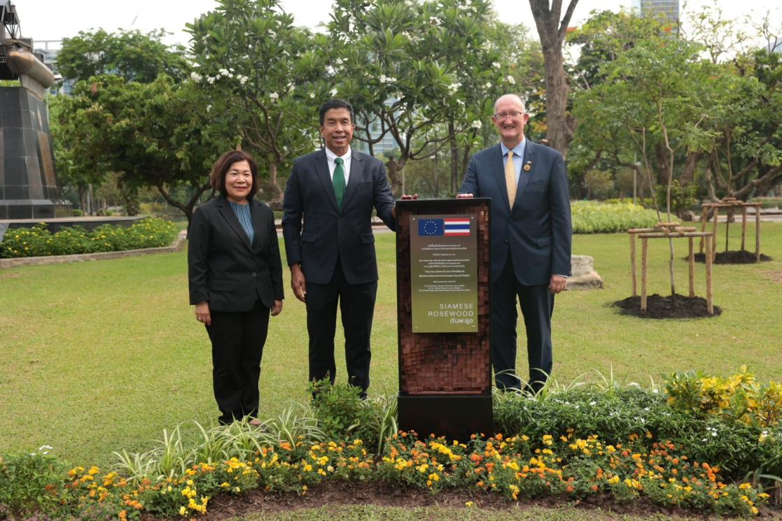 Mr Chadchart Sittipunt, Governor of Bangkok, Ms Busadee Santipitaks, Deputy Permanent Secretary, Ministry of Foreign Affairs and H.E. Mr David Daly, Ambassador of the European Union to Thailand with EU-Thailand diplomatic relations plaque