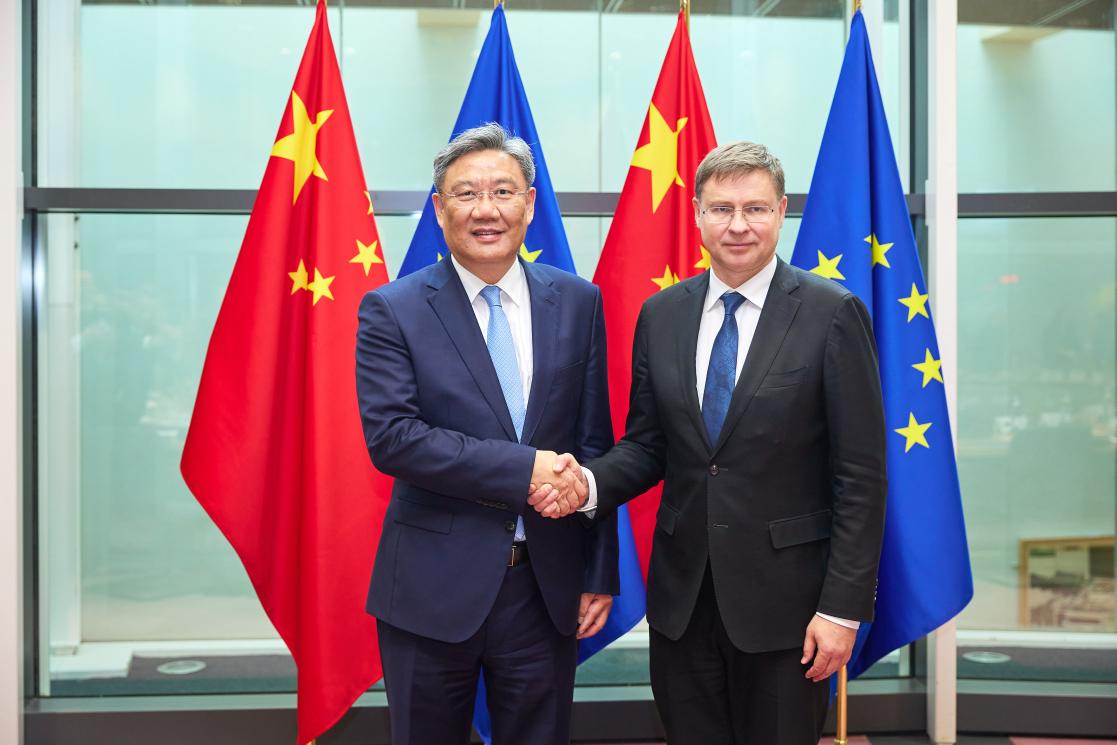 Executive Vice-President Valdis Dombrovskis and Minister Wang Wentao