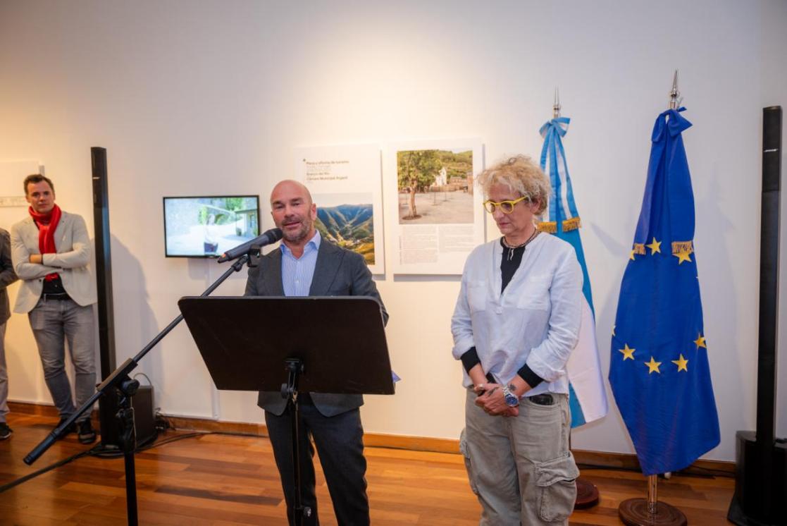 A man and a woman at a podium with EU and Argentina flags in background.