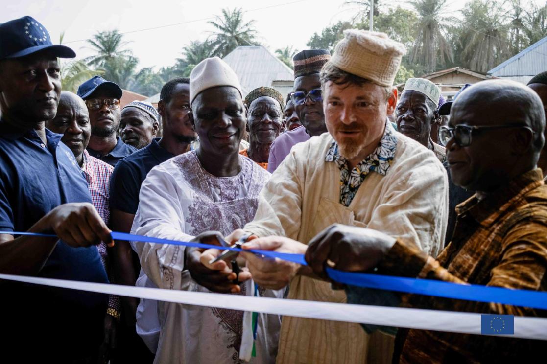 EU Ambassador Manuel Muller and the Hon. Minister of Local Government, Tamba Lamina and the District Council Chairman of Falaba cut the tape to open the new multi-purpose Hal
