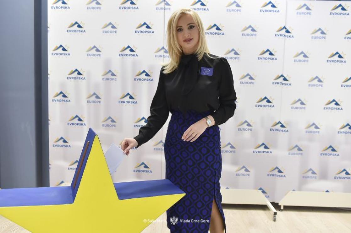 Minister of European Affairs, Maida Gorčević standing by the star shaped voting box 