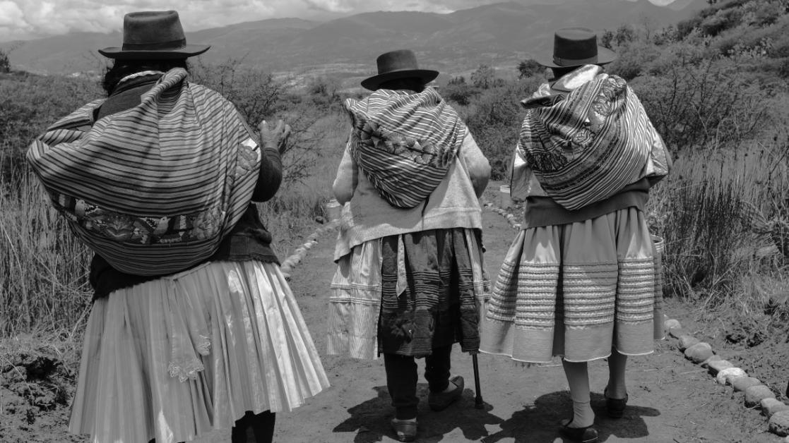 Three Peruvians walking away from the camera in traditional clothing.Marie-Paule Neuville/ EU