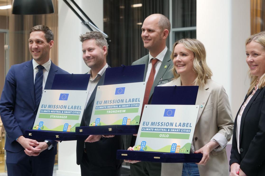 Representanter for de norske byene med klima- og miljøministeren og kommunal- og distriktsministeren