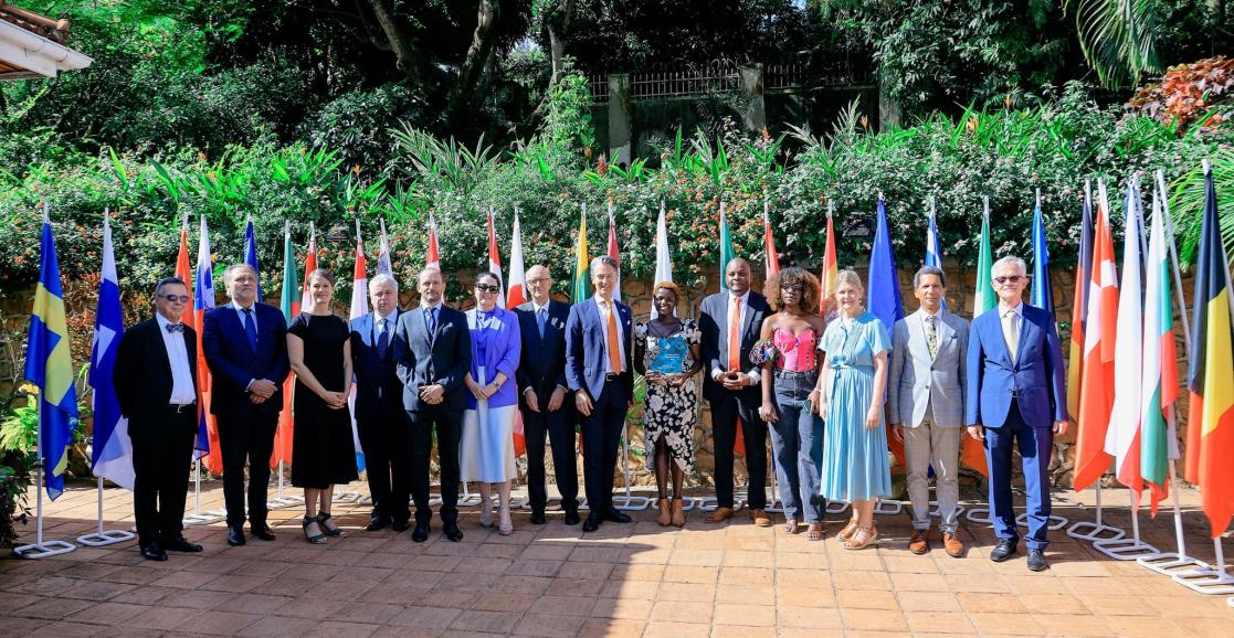 Family portrait EU Ambassadors and winner of the 2025 EU HRDAward