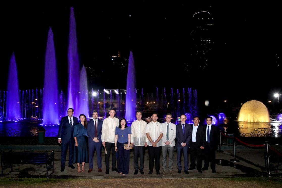 EU by the Luneta park fountain