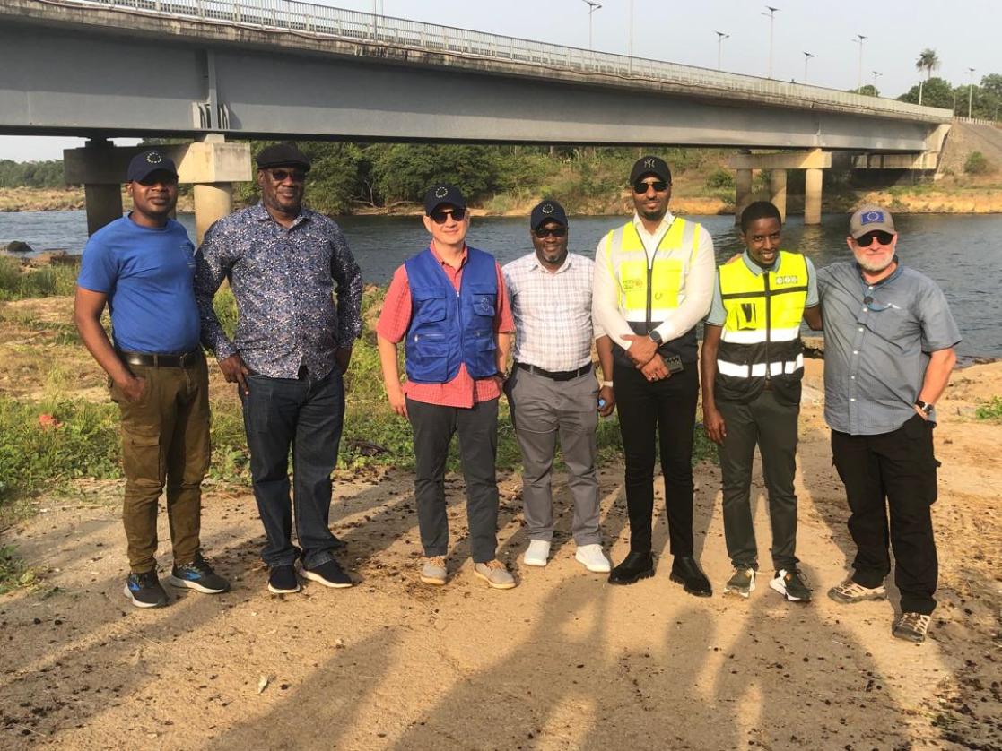 Ambassador Jankowski flanked by Roads Authority Offial, contractors and delegation staff