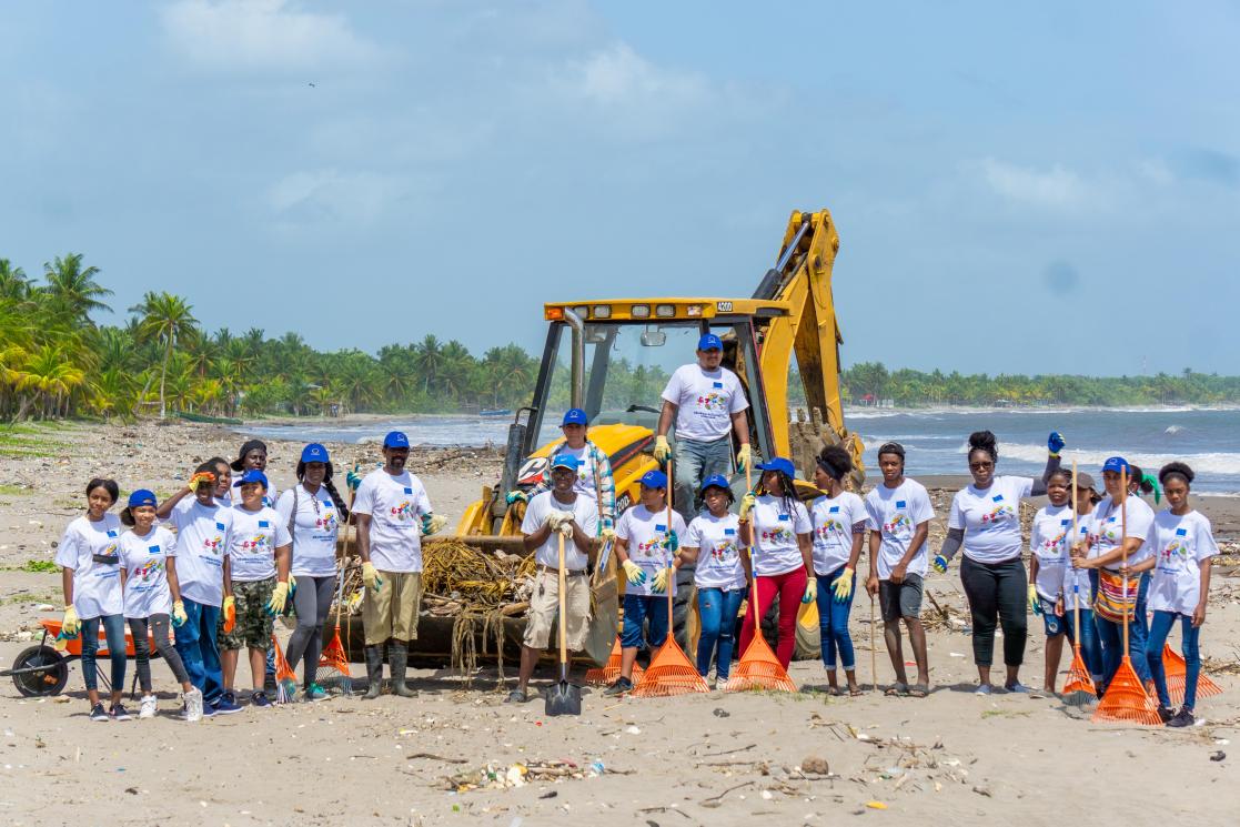 beach clean up travesia honduras 2022