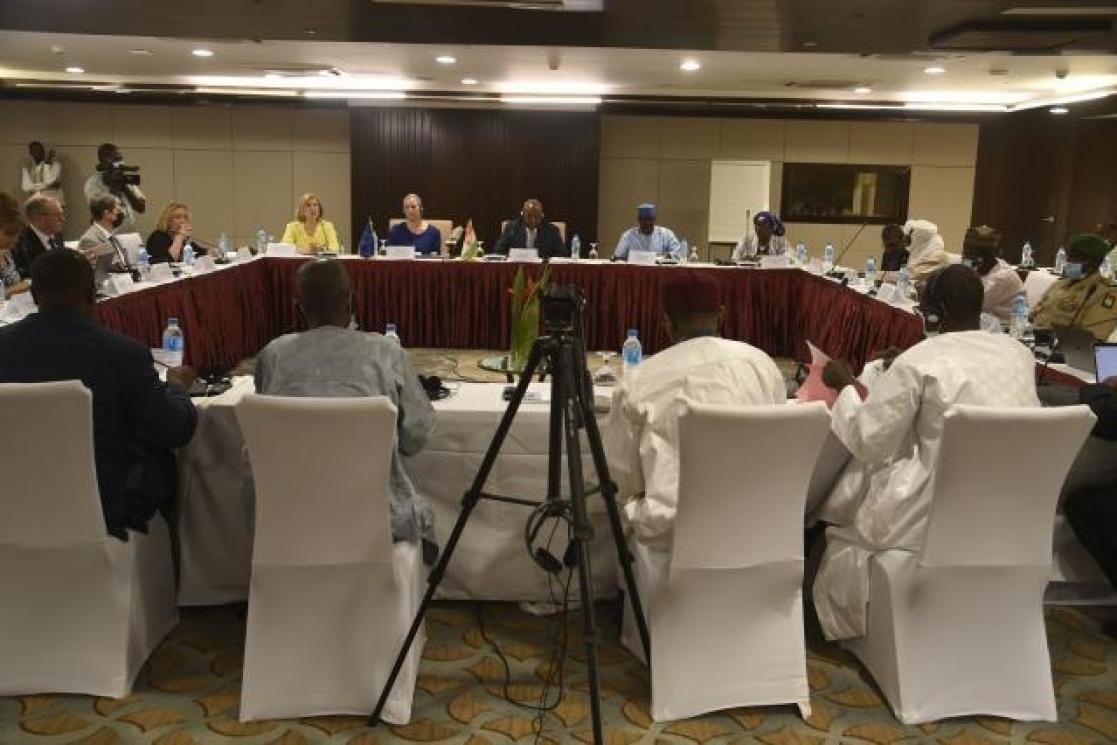 Vue générale: Jutta Urpilainen, 2e à gauche au fond, lors d'un dejeuner de travail sur le système de l'Education au Niger.