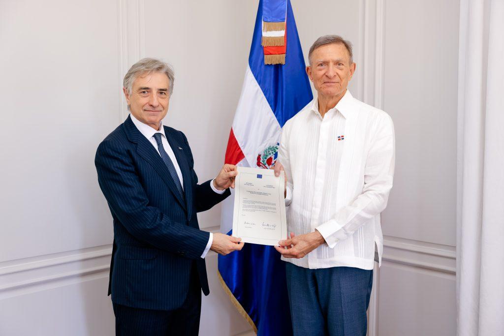 El Embajador designado de la Unión Europea, Raúl Fuentes Milani con el Canciller Roberto Alvarez