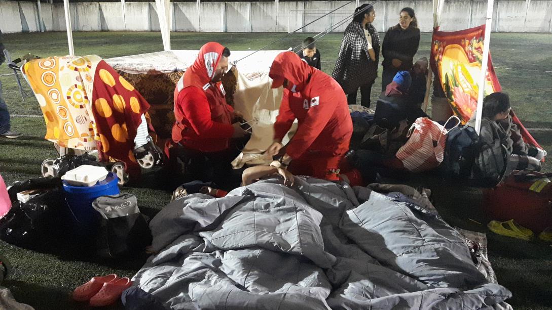 Trabajadores de asociaciones de ayuda atendiendo a los afectados por los terremotos