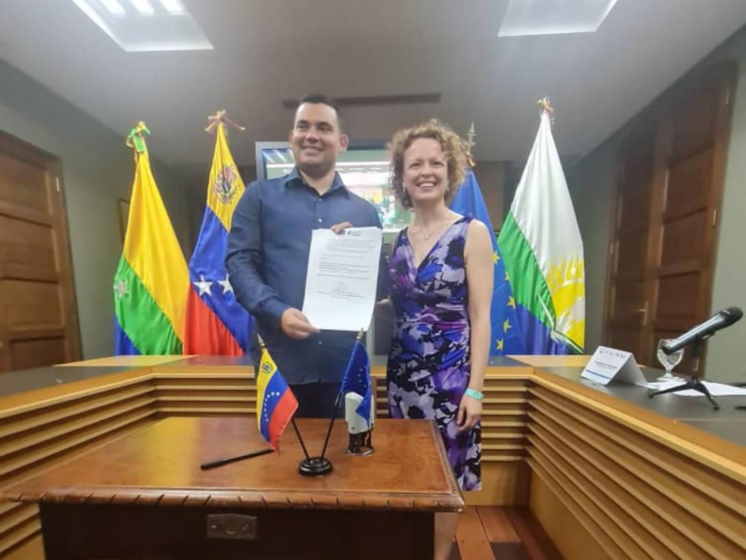 Firma adhesión al Pacto del Municipio Maneiro (Nueva Esparta, Venezuela).