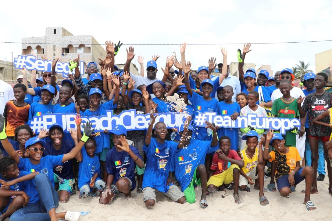 EUBeachCleanUp Sénégal avec la Team Europe, les habitants de Hann (Dakar) et la Sonaged