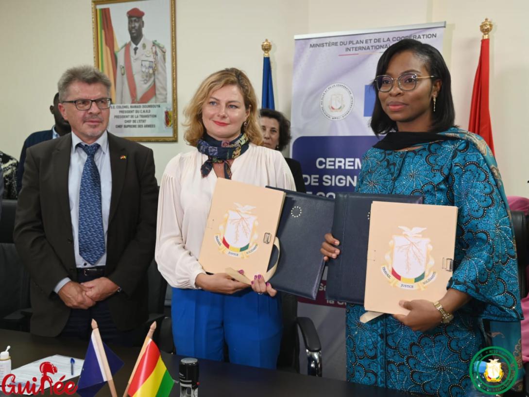 Mme Jolita PONS, Ambassadeur de l'UE en Guinée, et Mme Rose Pola PRICEMOU, Ministre du Plan et de la Coopération Internationale ont signé ce 14 Août deux nouvelles conventions de financement