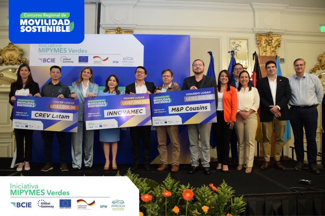 Representantes de empresas guatemaltecas ganadoras del Concurso de Movilidad Sostenible