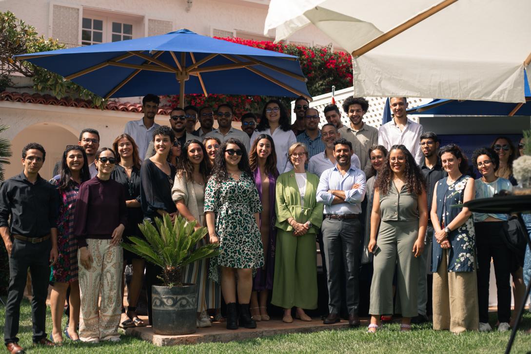 Photo avec une vingtaine de jeunes et l'ambassadrice de l'union européenne au Maroc avec la fondatio