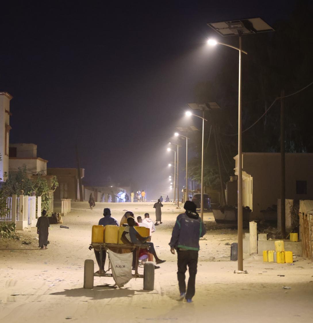 Rue quartier Toujounine à Nouakchott, Mauritanie, Eclairage public solaire