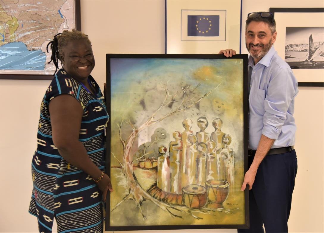 La peintre Flore Kaboré offre un tableau à l’Union européenne