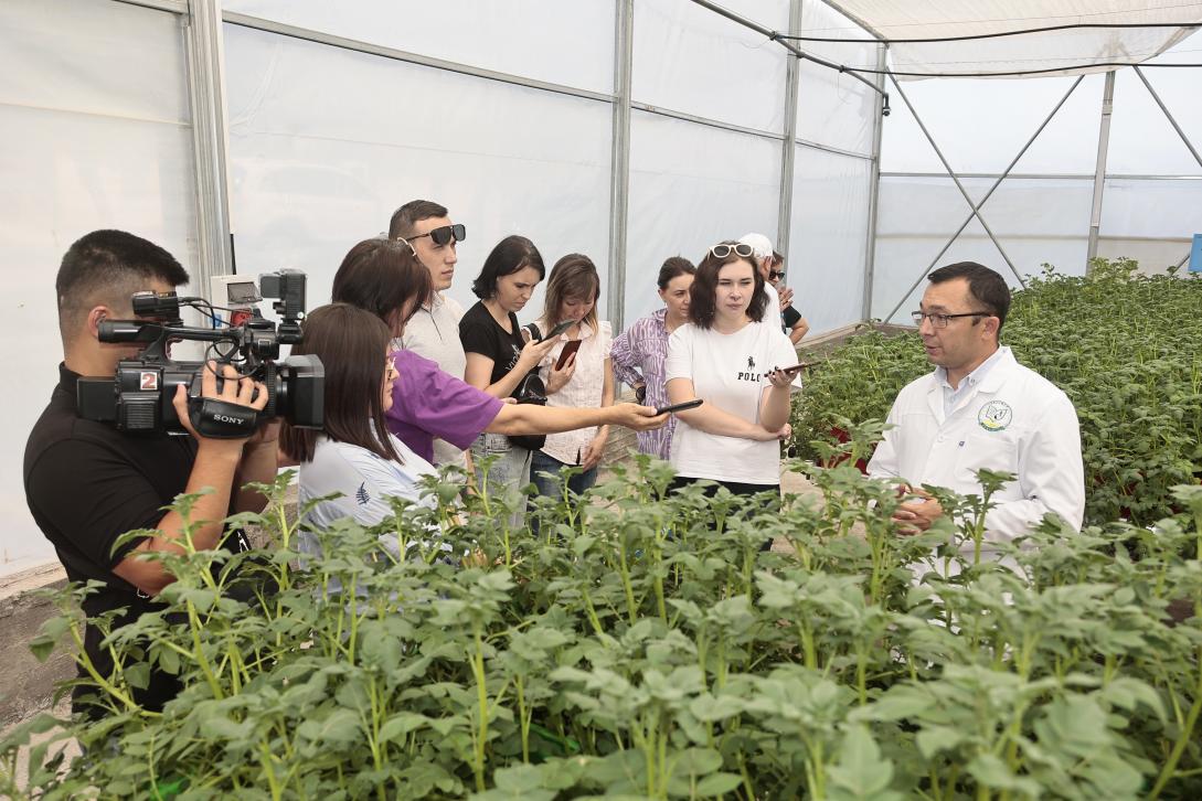 Media tour to agri-food research and testing facilities