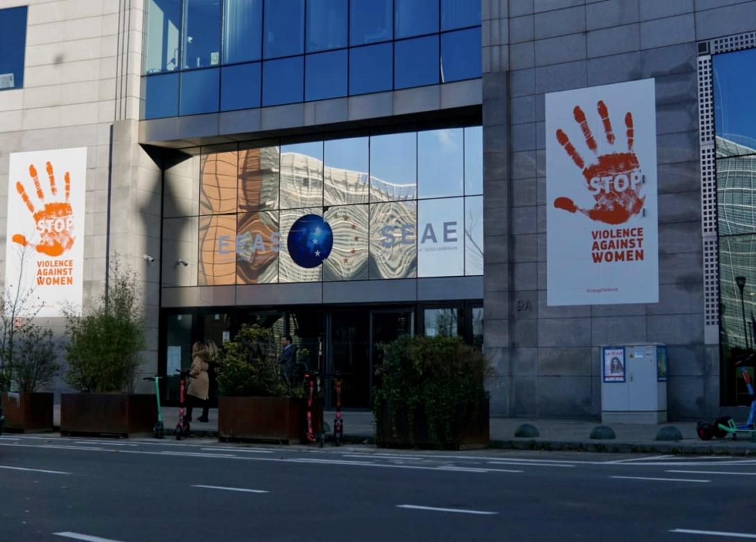 #OrangeTheWorld banners on EEAS facade