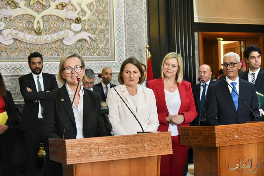 l'ambassadrice de l'UE avec la présidente de la chambre des représentant belge, la vide présidente de l'assemblée nationale française et le président de la chambre du représentant marocain. Ils se tiennent les uns à côté des autres derrière deux pupitres