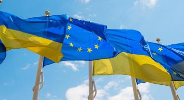 picture of EU and Ukrainian flags